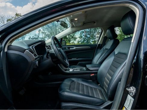 Used 2017 Ford Fusion SE w/ Equipment Group 201A FWD image 12