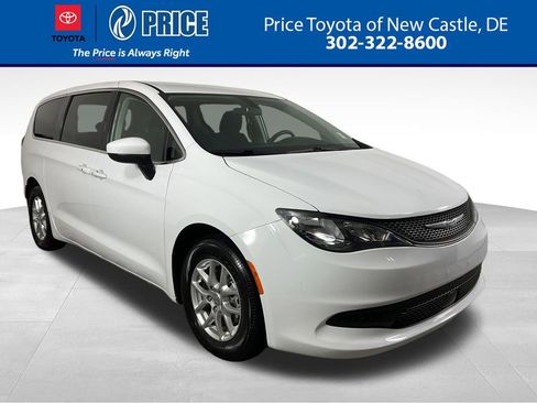 Used 2022 Chrysler Voyager LX image 1