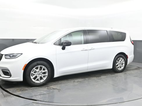 Used 2024 Chrysler Pacifica Touring-L FWD image 5