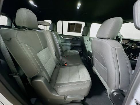 Used 2025 GMC Acadia Elevation image 9