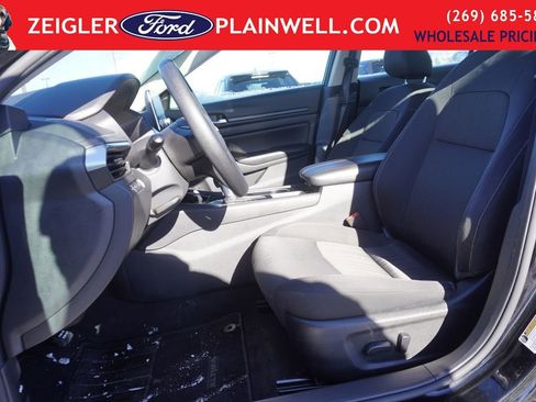 Used 2024 Nissan Altima 2.5 SV image 17