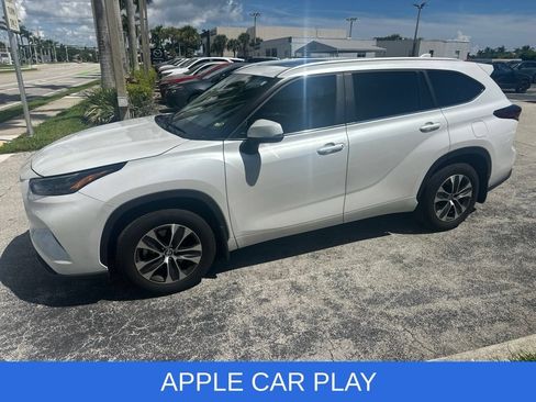 Used 2024 Toyota Highlander XLE FWD image 3