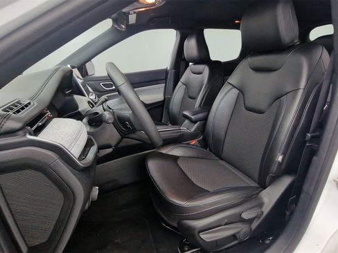 Used 2024 Jeep Compass Latitude image 14