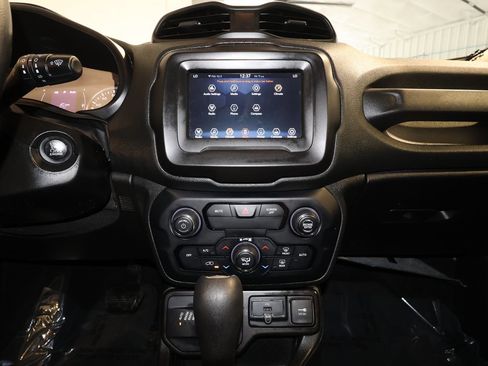 Used 2019 Jeep Renegade Altitude w/ Quick Order Package 2XM AWD/4WD image 16