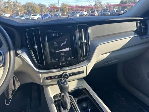 Used 2020 Volvo XC60 T5 Momentum w/ Protection Package image 14