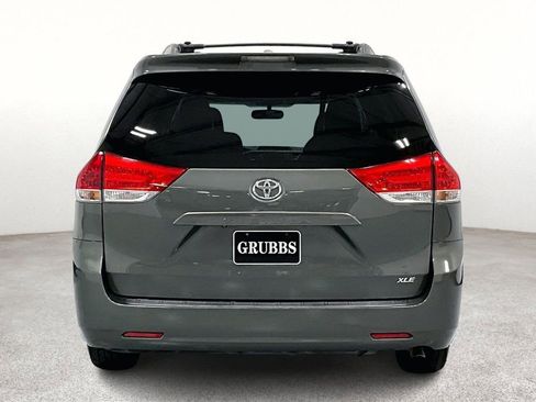 Used 2013 Toyota Sienna XLE image 6