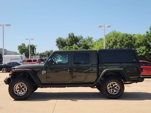 Used 2024 Jeep Gladiator Rubicon AWD/4WD image 4
