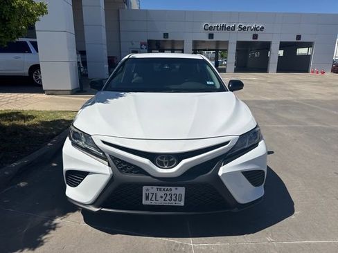 Used 2019 Toyota Camry SE image 2