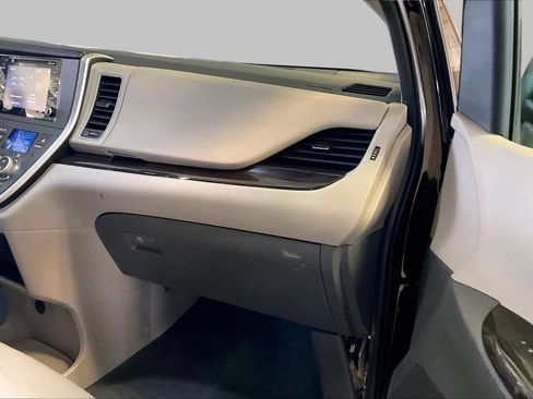 Used 2020 Toyota Sienna XLE FWD image 17