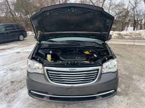 Used 2015 Chrysler Town & Country Touring image 13