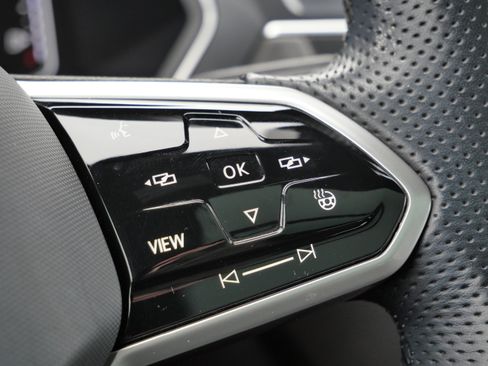 Certified 2022 Volkswagen Tiguan SEL R-Line image 32