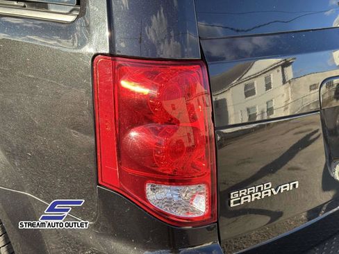 Used 2019 Dodge Grand Caravan SE w/ UConnect Hands-Free Group image 11