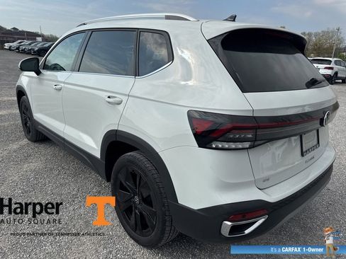 Used 2025 Volkswagen Taos SE w/ Panoramic Sunroof Package image 3