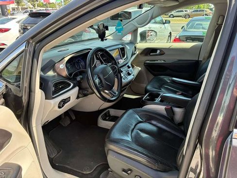 Used 2018 Chrysler Pacifica Touring-L FWD image 10