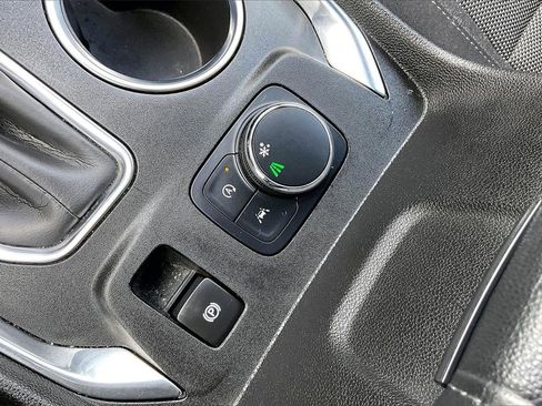 Used 2022 Chevrolet Traverse LT image 24