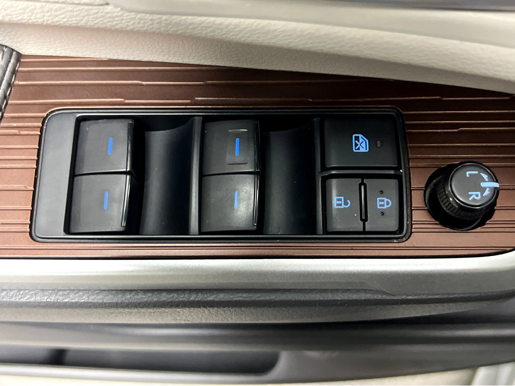 Used 2022 Toyota Sienna XLE AWD/4WD image 40