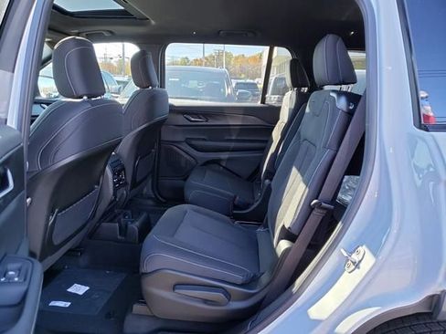New 2025 Jeep Grand Cherokee L Laredo image 8
