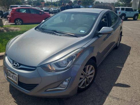 Used 2015 Hyundai Elantra SE w/ Option Group 02 FWD image 3