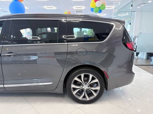 Used 2020 Chrysler Pacifica Limited w/ Tire & Wheel Group FWD image 7