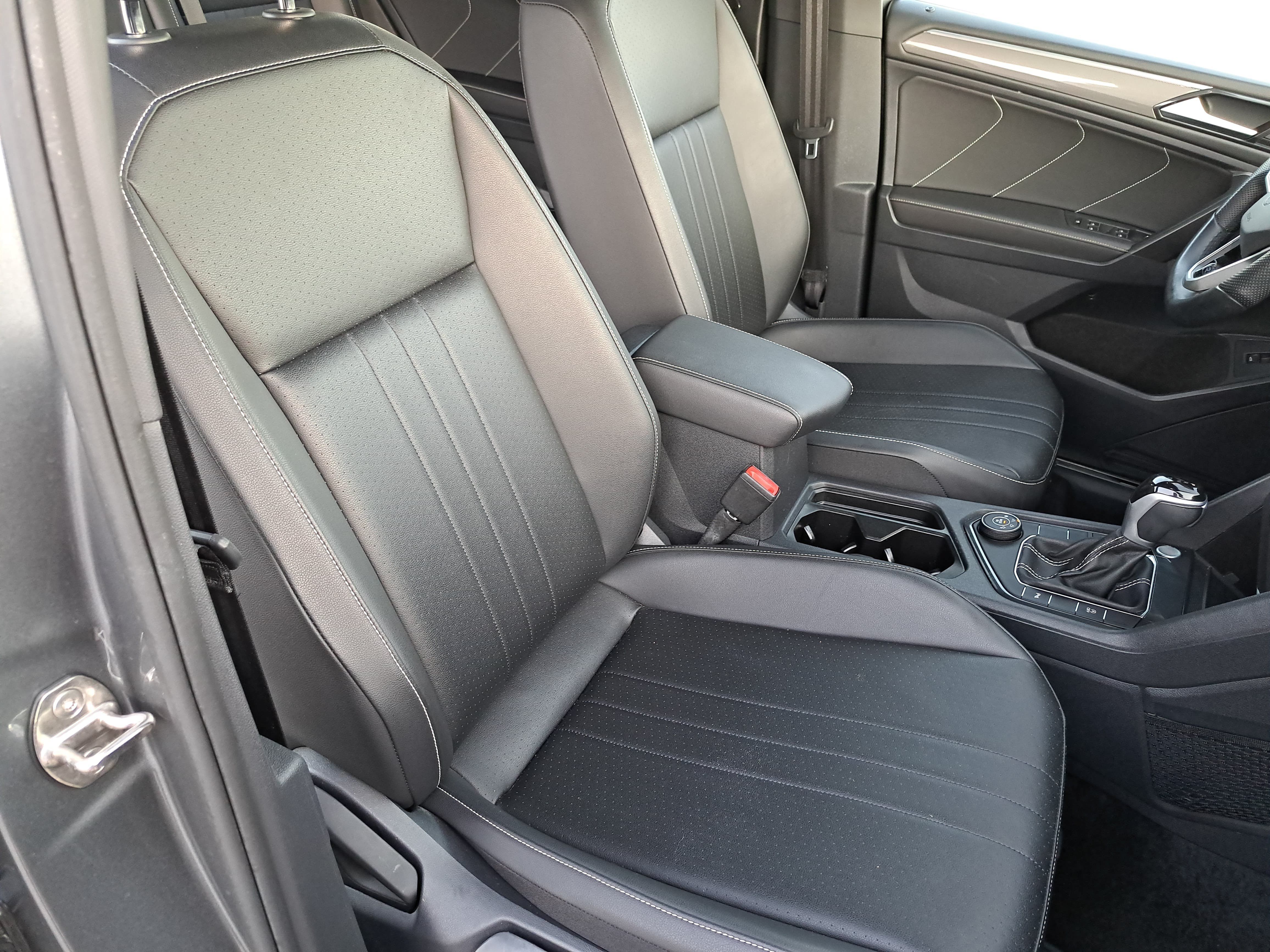 Used 2024 Volkswagen Tiguan SE R-Line AWD/4WD image 10