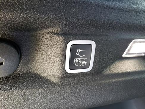 New 2025 Jeep Grand Cherokee L Laredo image 9