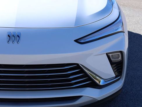 Used 2024 Buick Envista Preferred w/ Convenience I Package image 3