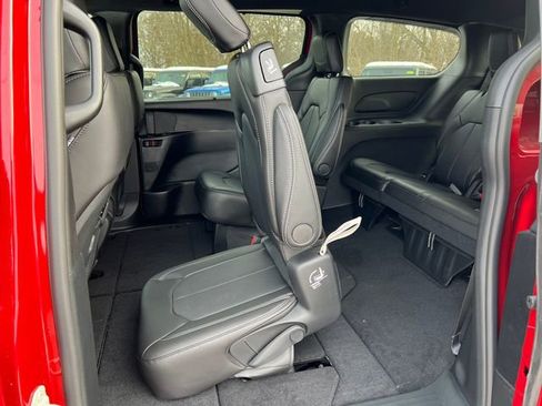 New 2026 Chrysler Pacifica Select image 6