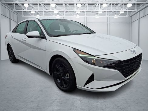 Certified 2023 Hyundai Elantra SEL FWD image 3