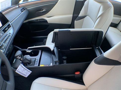 Used 2025 Lexus ES 300h w/ Premium Package image 13