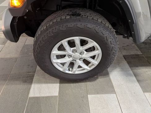 Used 2023 Jeep Gladiator Sport AWD/4WD image 8