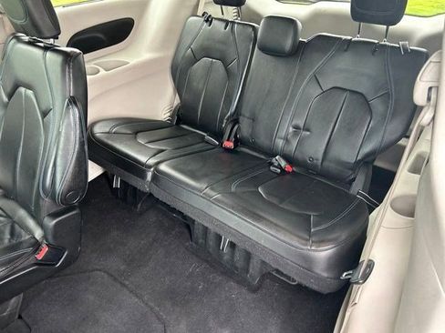 Used 2021 Chrysler Pacifica Touring-L FWD image 33