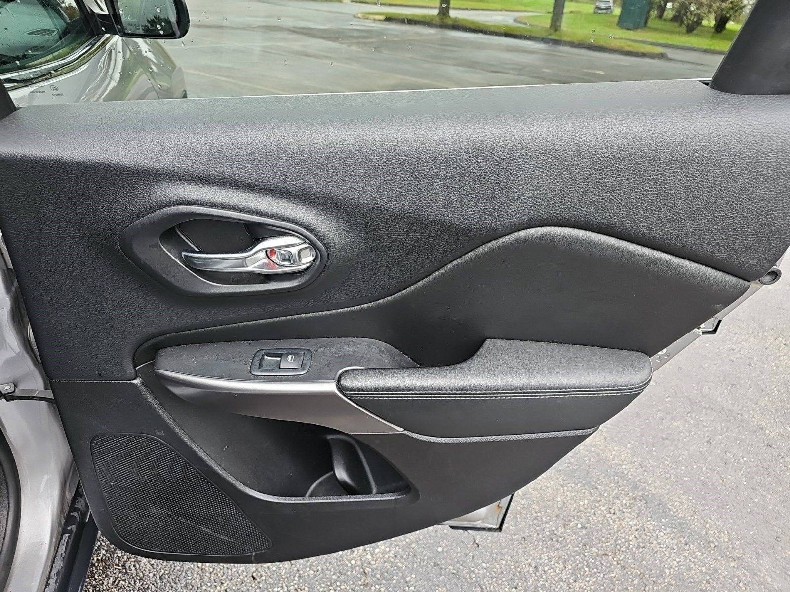 Used 2019 Jeep Cherokee Limited w/ Luxury Group AWD/4WD image 16