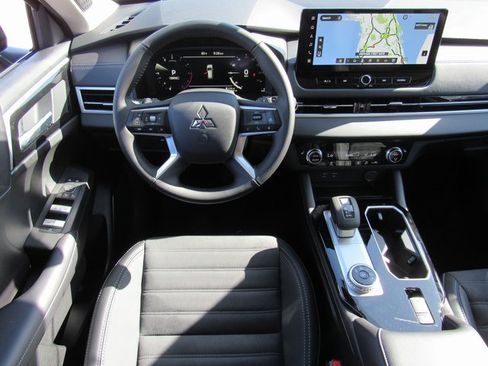 New 2025 Mitsubishi Outlander SE image 11