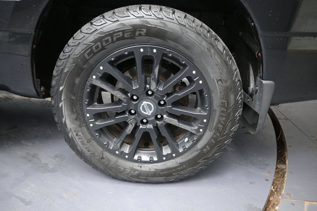Used 2018 Nissan Titan SV AWD/4WD image 13