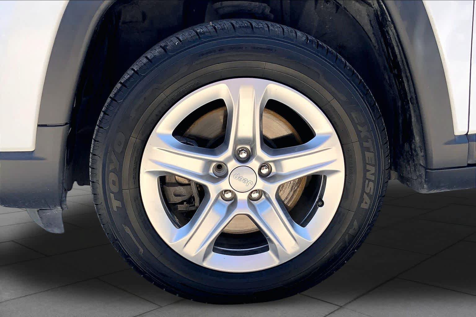 Used 2023 Jeep Compass Latitude AWD/4WD image 11