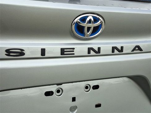 Used 2023 Toyota Sienna XLE image 32