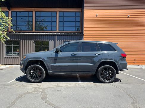 Used 2018 Jeep Grand Cherokee Altitude AWD/4WD image 2