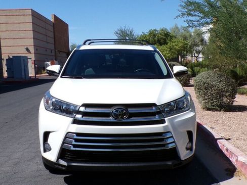 Used 2018 Toyota Highlander Limited FWD image 2