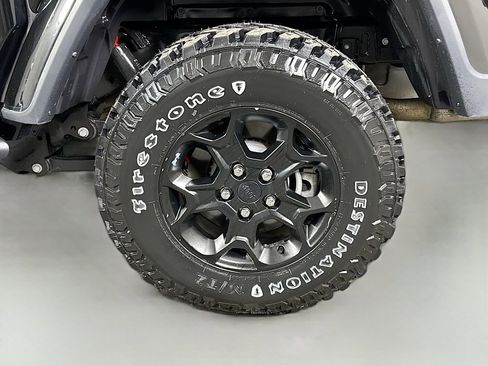 Used 2023 Jeep Gladiator Willys image 33