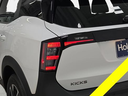 Used 2025 Nissan Kicks SV AWD/4WD image 32