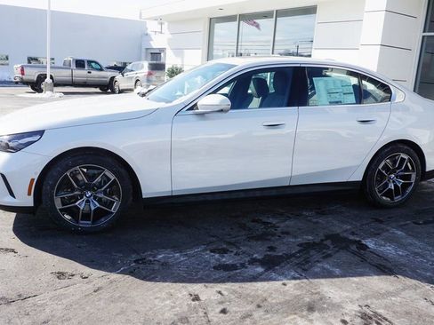 New 2026 BMW i5 eDrive40 image 2