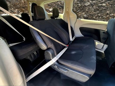 Used 2019 Chrysler Pacifica L image 16