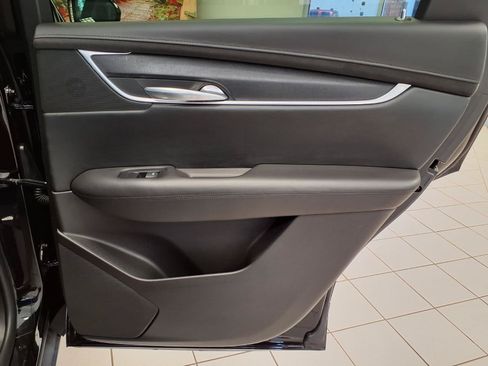 Used 2018 Cadillac XT5 Platinum w/ Driver Assist Package AWD/4WD image 13