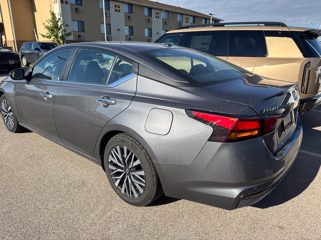 Used 2025 Nissan Altima 2.5 SV FWD image 5