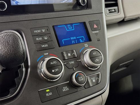 Used 2018 Toyota Sienna L image 14