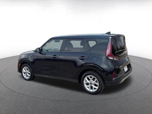 Used 2025 Kia Soul LX w/ LX Technology Package FWD image 8