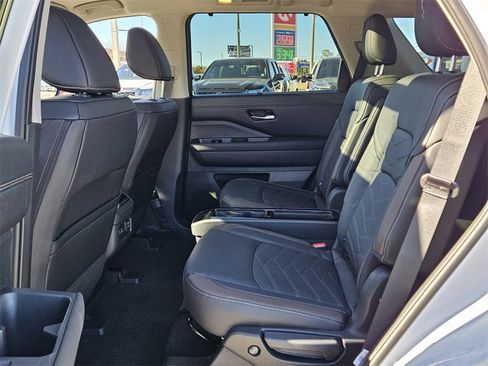 New 2025 Nissan Pathfinder Platinum image 4