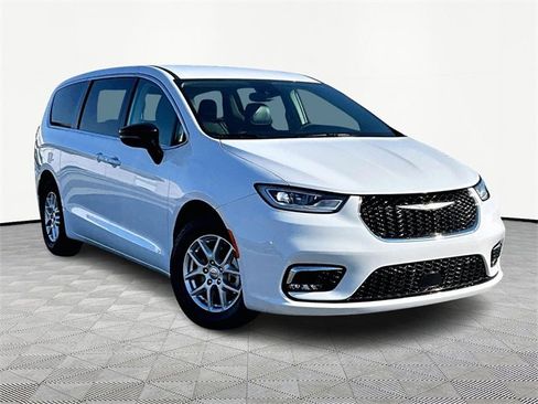 Used 2024 Chrysler Pacifica Touring-L image 1