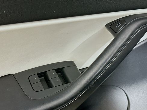 Used 2021 Tesla Model Y Long Range AWD/4WD image 15