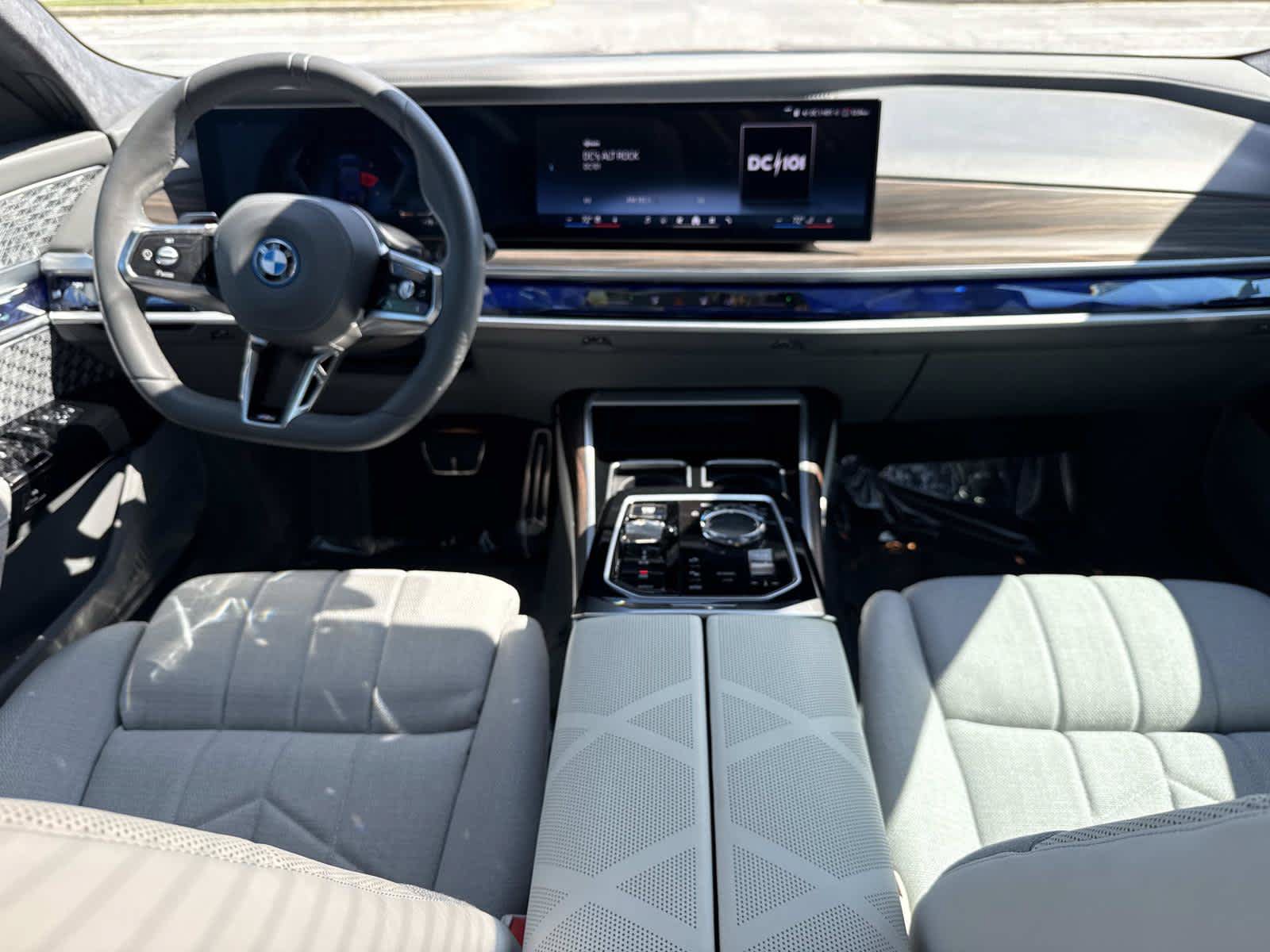 Used 2023 BMW i7 xDrive60 AWD/4WD image 17